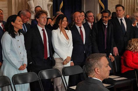 VIDEO: Mark Zuckerberg caught looking at Lauren Sánchez’s cleavage