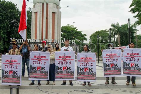 Unjuk Rasa Tuntut Kasus Korupsi Di Sidoarjo Antara Foto