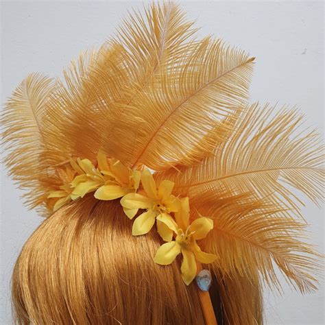 Tiara Carnaval Amarela Ouro Flor Pedras Flores Plumas Penas