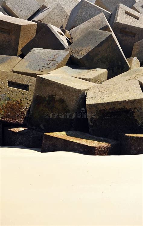 Brise Lames Sur La Plage De Cadix Andalousie Espagne Image Stock