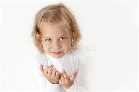 Meisje Van De Blonde Kleedde Zich In Wit Stock Afbeelding Image Of Onschuldig Achtergrond