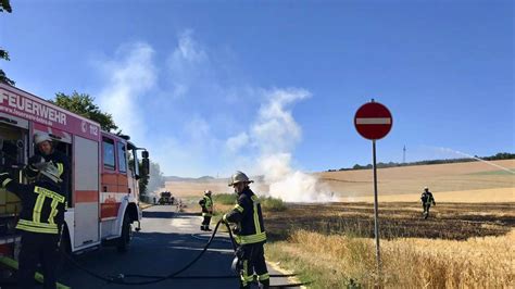 Stoppelfeld Brannte In Bebra Feuerwehrleute Im Einsatz