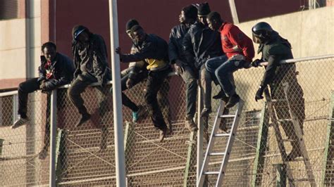 Un Centenar De Inmigrantes Logran Entrar En Melilla Rtve