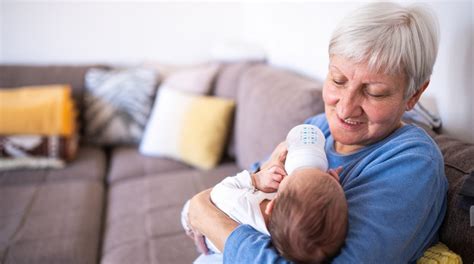 La grand mère veut être payée pour garder son petit enfant la maman