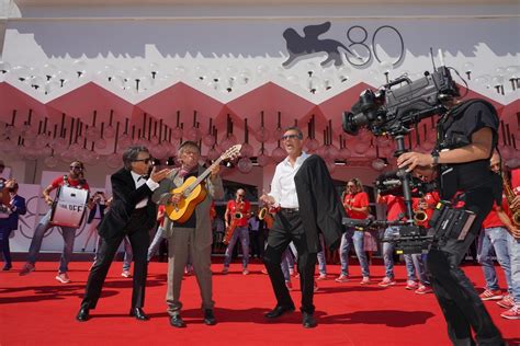 Lentusiastico Omaggio A Enzo Jannacci Sul Red Carpet Della Mostra Di