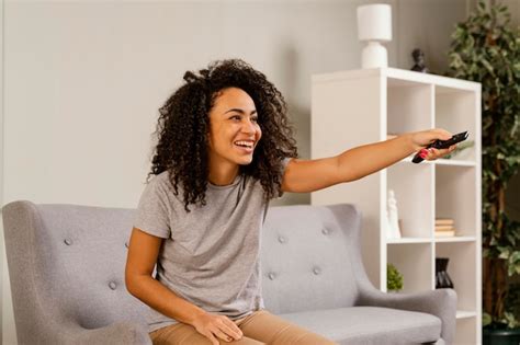 Mujer En El Sof Viendo La Televisi N Foto Gratis