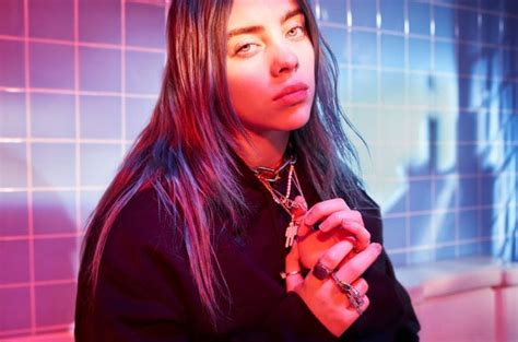 Billie Eilish crítica revista que usou foto sua de topless sem permissão