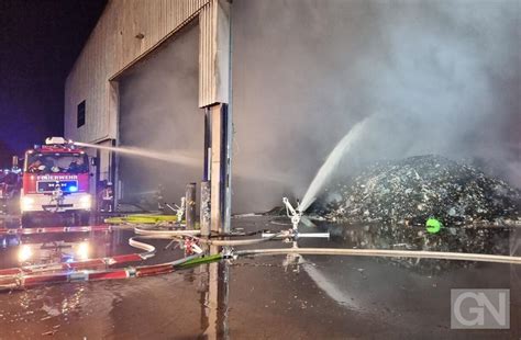 Feuer In Lagerhalle Eines Wertstoffhofs M Ll In Brand