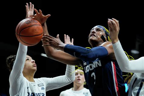 Uconn S Aaliyah Edwards Injured In Game At Xavier