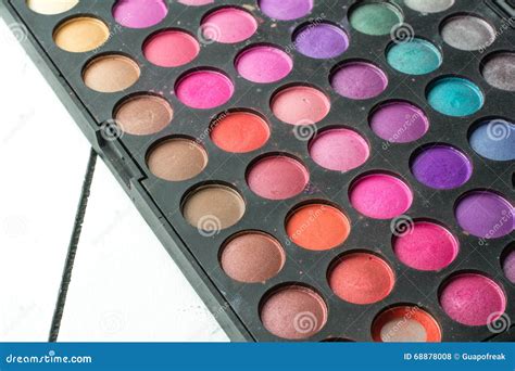 Paleta De Sombras De Ojos Coloridas En El Fondo Blanco De Madera Foto