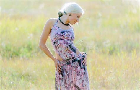 Blonde Joven Hermoso Imagen De Archivo Imagen De Muchacha