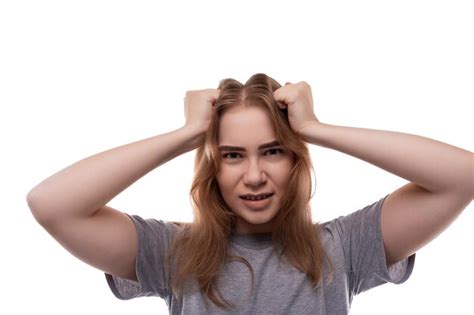 Retrato De Una Adolescente Confundida Con Cabello Rubio En Una Camiseta