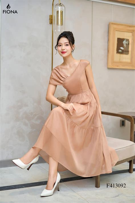Đầm dáng xòe màu nude thân trên dúm lệch vai tùng váy can tầng