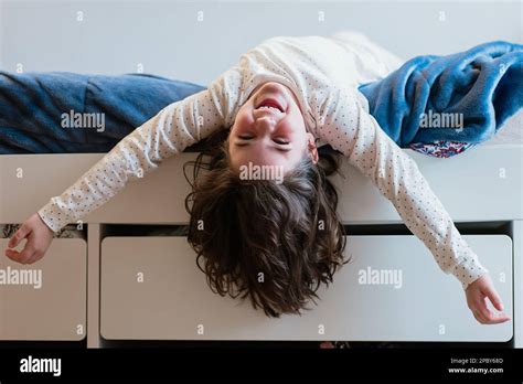 Preteen girl lying on bed Banque de photographies et dimages à haute