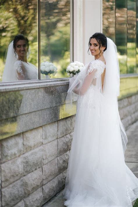 Prachtige Bruid In Elegante Trouwjurk Met Bouquet Witte Bloemen Op Haar