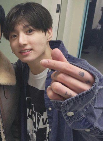 𝑨𝒖𝒓𝒐𝒓𝒂 Adlı Kullanıcının Jungkook Panosundaki Pin Şarkıcılar