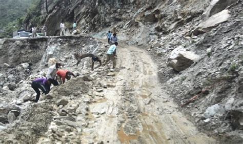 Uttarakhand Landslide Near Vishnuprayag On Badrinath Route Almost 15000 Tourists Stranded