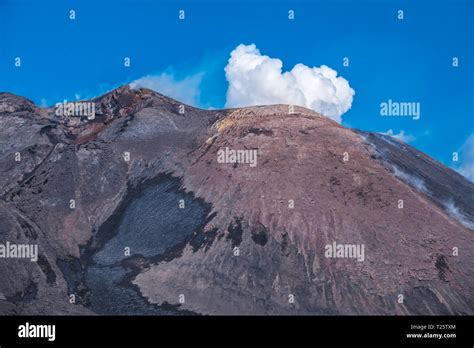 El Monte Etna Un Activo Estratovolc N En La Costa Este De Sicilia