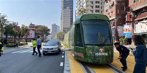 高雄輕軌列車又遭撞！ 他：去年兩度遇車關就醫「昏倒」才撞上 記者新聞網