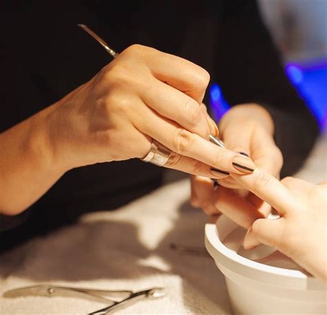 Graphic Nude Manicure
