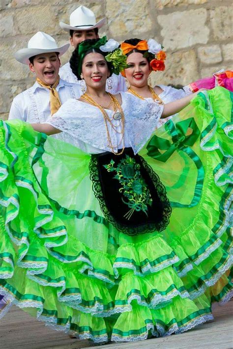 Stunning Folklorico Dancers Folklorico Dresses Traditional Mexican Dress Mexican Dresses