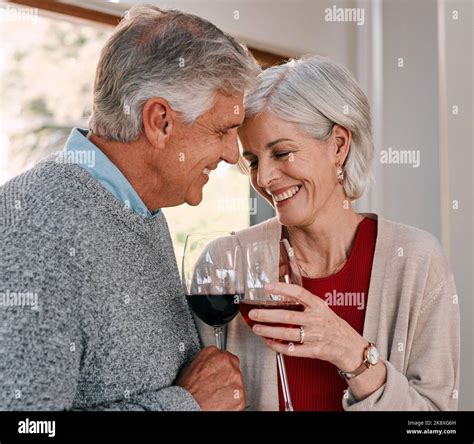 El Amor Es Como El Vino Se Mejora Con La Edad Una Pareja Feliz Y