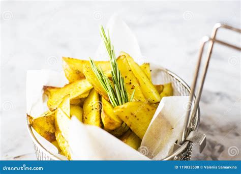 Pommes De Terre Cuites Au Four Dans Un Style Campagnard Photo Stock