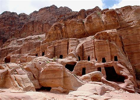 Caves Of Petra Jordan Petra Grotten Naturescannernl