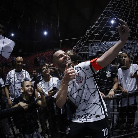 Ídolo no futsal Deives convoca a torcida do Corinthians para final e