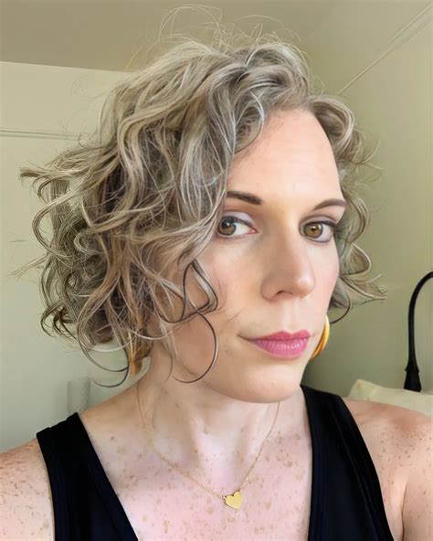 Quelle Coupe De Cheveux Frisés Femme 50 Ans 2024 Pour Un Look Chic Et