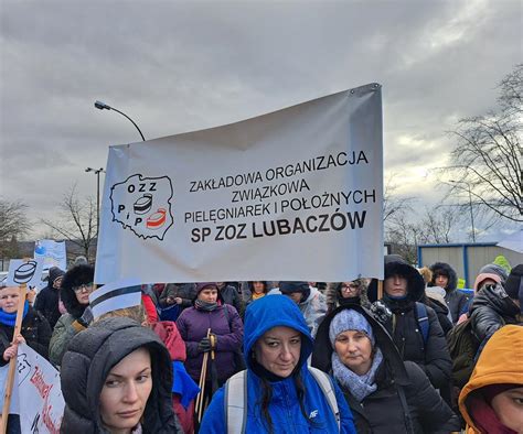 Pielęgniarki i położne z całej Polski protestowały w Tarnowie Chcą