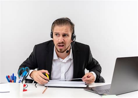 Bel Homme D Affaires En Costume Et Casque Avec Un Microphone C T