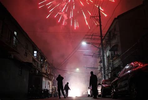 最近烟花爆竹的禁与燃，又成话题热点