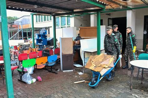 Militares Do Ex Rcito Auxiliam Na For A Tarefa De Limpeza Nas Escolas