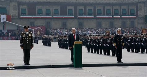 Encabeza Amlo Desfile C Vico Militar Para Conmemorar El Aniversario