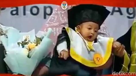 Mengarukan Bayi Bulan Ini Jadi Wisudawan Menggantikan Ibunya Yang