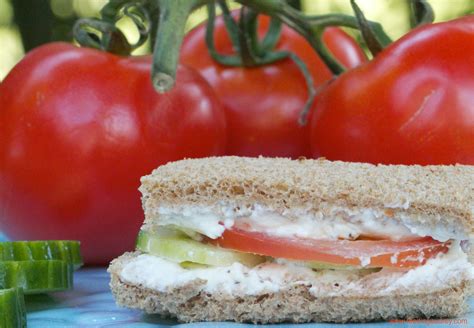 Cucumber Tomato Cream Cheese Sandwich Receita