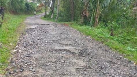 Bertahun Tahun Jalan Utama Kampung Bira Sangihe Dibiarkan Rusak