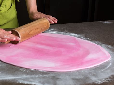 What Is Fondant Icing And How To Make It Insanely Good