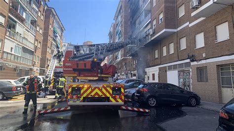 Un Incendio Arrasa Un Taller Mec Nico Y Tres Coches En Ciudad Lineal