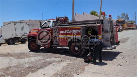 Voraz incendio consume camión y llantas en predio cerca de Labor de