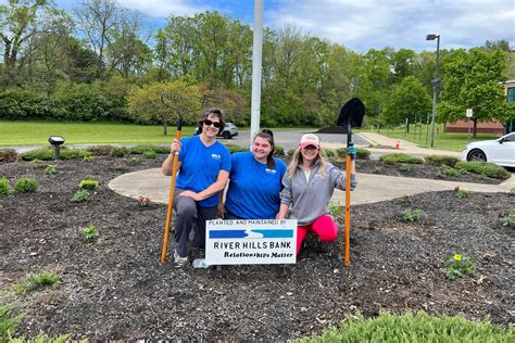 Pattison Elementary Spring Clean Up — RiverHills Bank