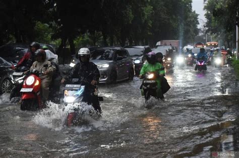 Banjir Jakarta Mulai Surut 9 RT Masih Terendam MerahPutih