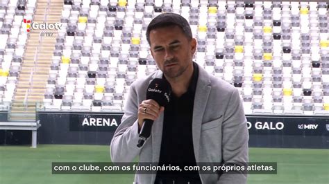 Rodrigo Caetano se emociona ao falar da família em despedida do Galo