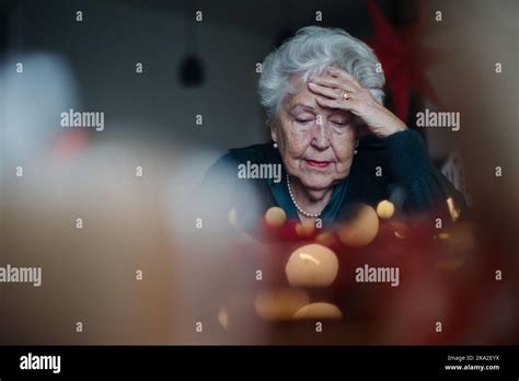 Woman Cry Alone Hi Res Stock Photography And Images Alamy