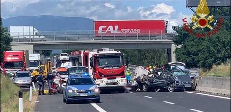 Tragico Incidente Sull A Morti E Sette Feriti Riaperta L