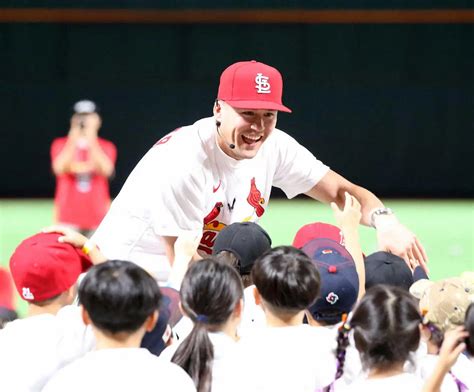 子供たちに笑顔であいさつするヌートバー（撮影・中村 達也） ― スポニチ Sponichi Annex 野球