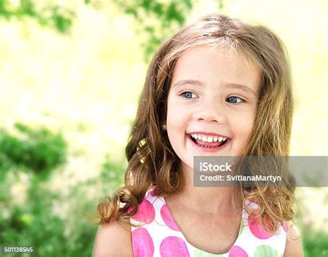 Photo Libre De Droit De Portrait De Ladorable Petite Fille Souriant