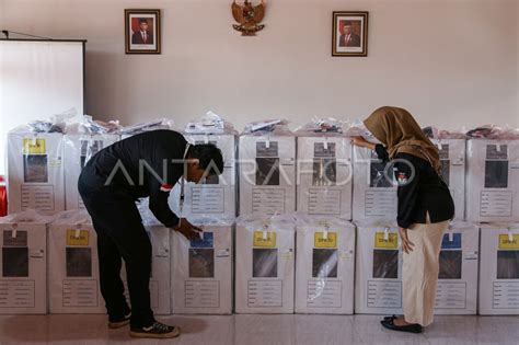 Distribusi Logistik Pemilu Di Semarang ANTARA Foto