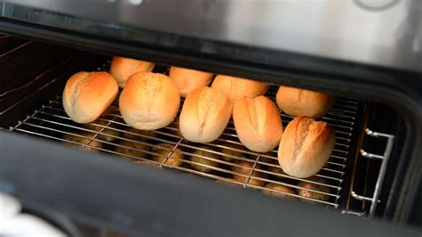 Brötchen niemals im Ofen aufbacken Trick spart Strom und Geld